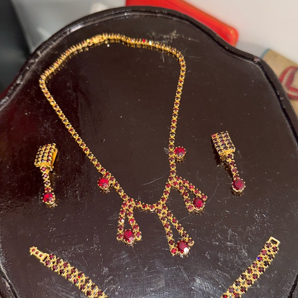 Vintage Gold and Red Necklace, Earring and Bracelet Set with Teardrop Design 3pc - Picture 5 of 5